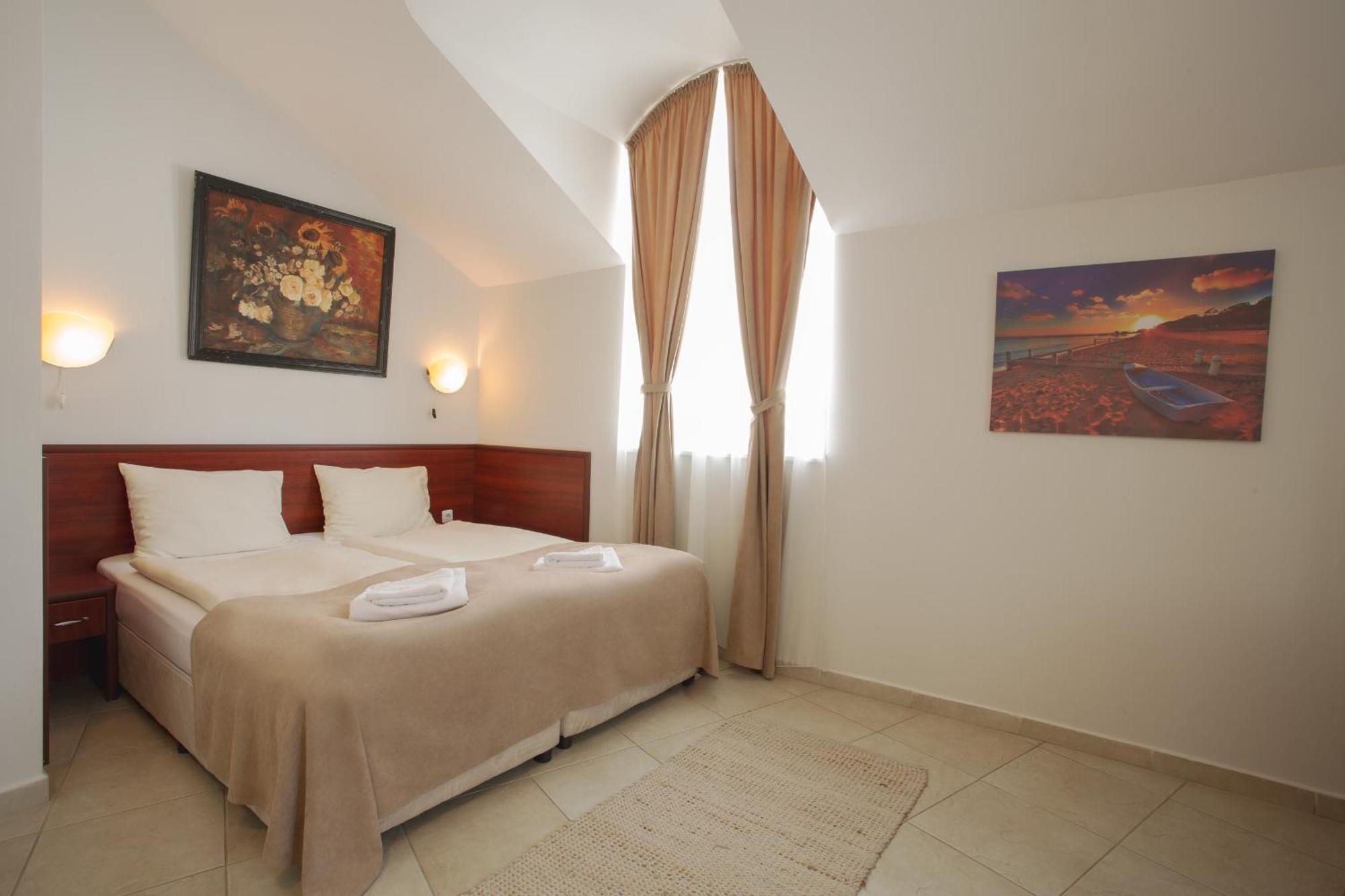 Hotel Central Balchik Bagian luar foto