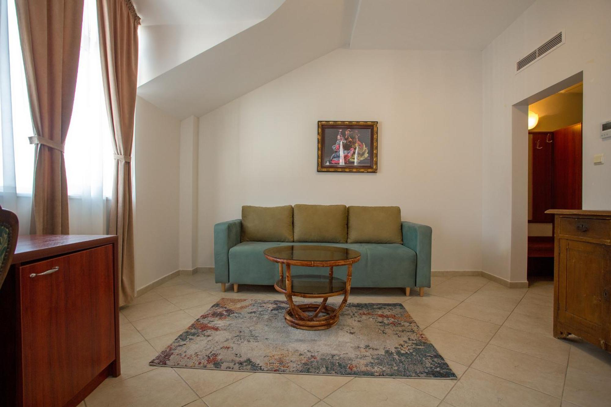 Hotel Central Balchik Bagian luar foto